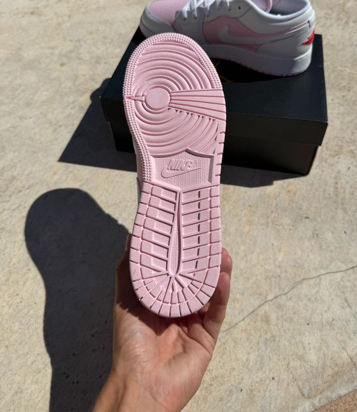 Basket basses Air Jordan 1 Unisex - pink foam/white/fire red - photo numéro 4