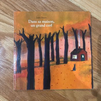 Dans sa maison un grand cerf