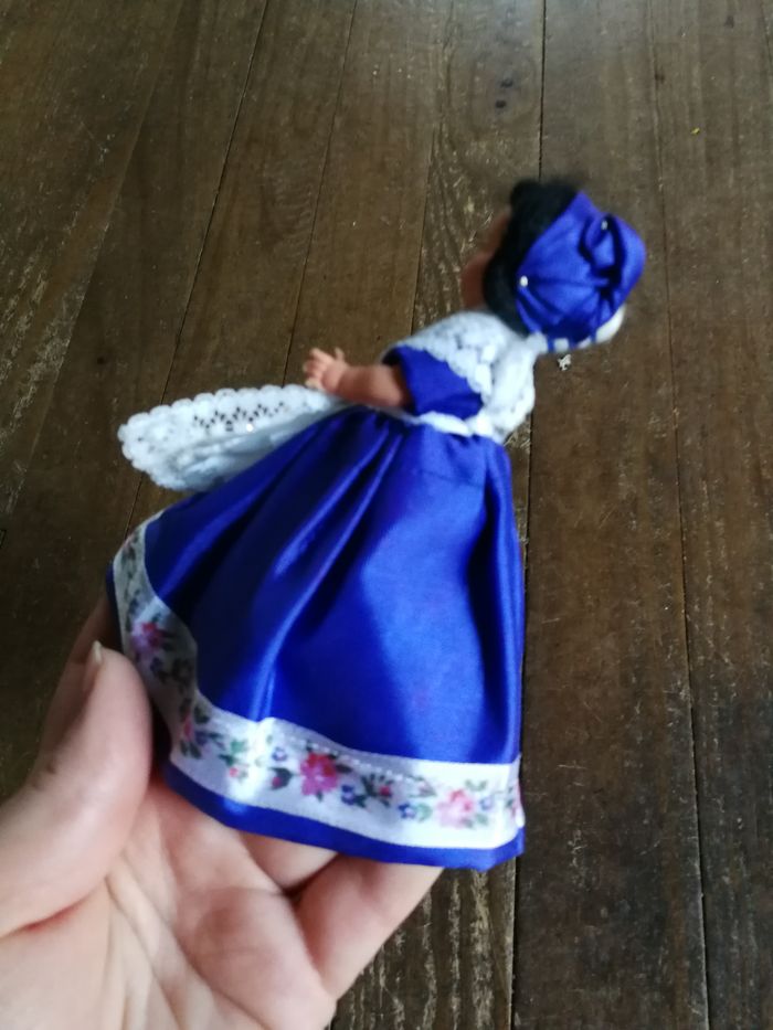 Mignonette poupée folklorique Landaise fileuse de laine - photo numéro 4