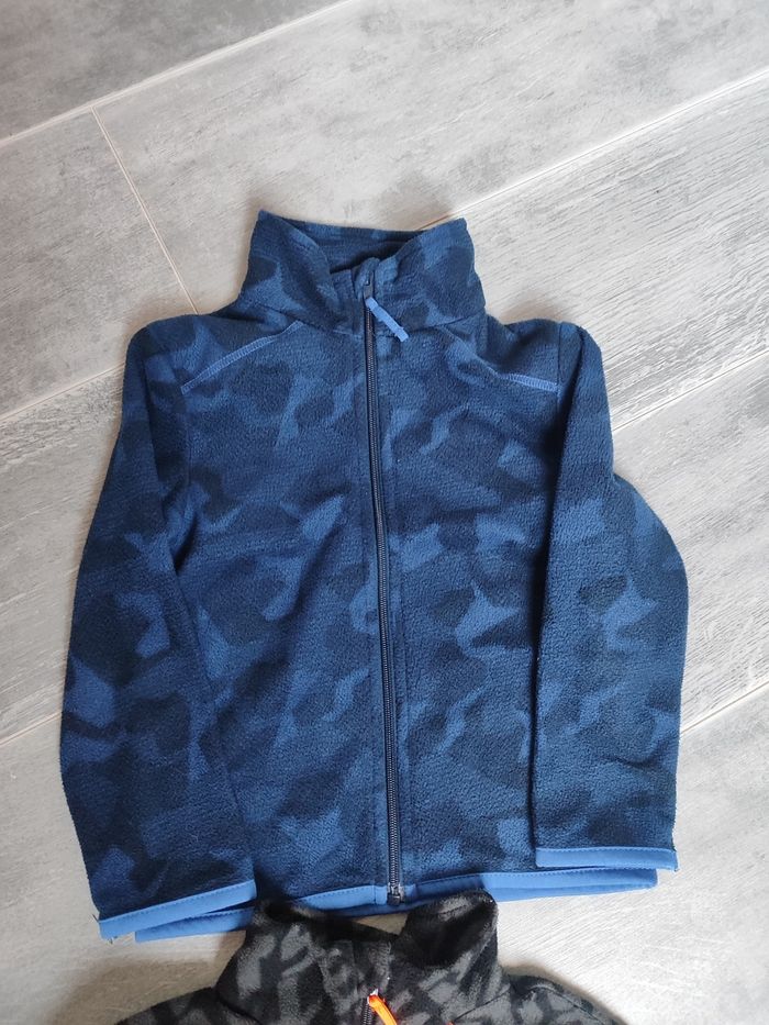 2 vestes polaires en 5 et 6 ans - photo numéro 2