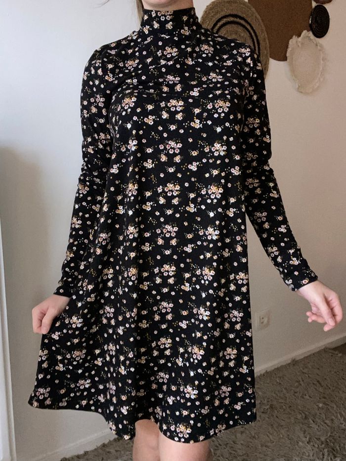 Magnifique petite robe noir fleuri taille s fb sister