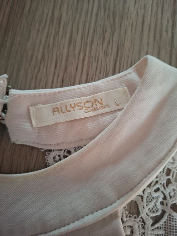 Robe blanche attacher au cou dos nu - photo numéro 3