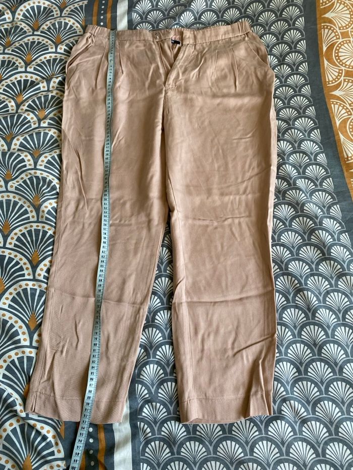 Pantalon rose poudré ou vieux rose.
