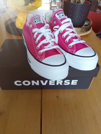 Paire de Converse basses, plateforme, pointure 39, couleur Cerise