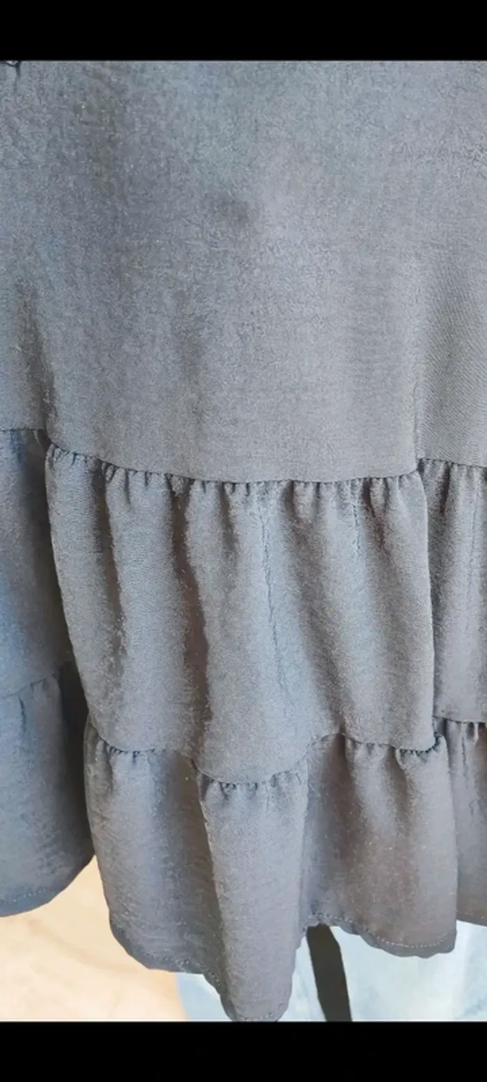 Blouse noire à volants taille 38/40 - photo numéro 3