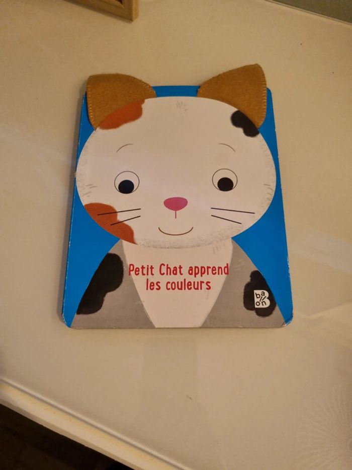 Petit chat apprend les couleurs