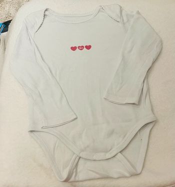 Body / Bodie blanc avec 3 petits cœurs rose Obaibi 18 mois 80cm