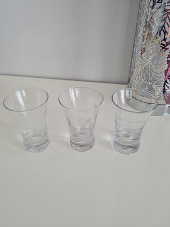 Trois petits verres à liqueur