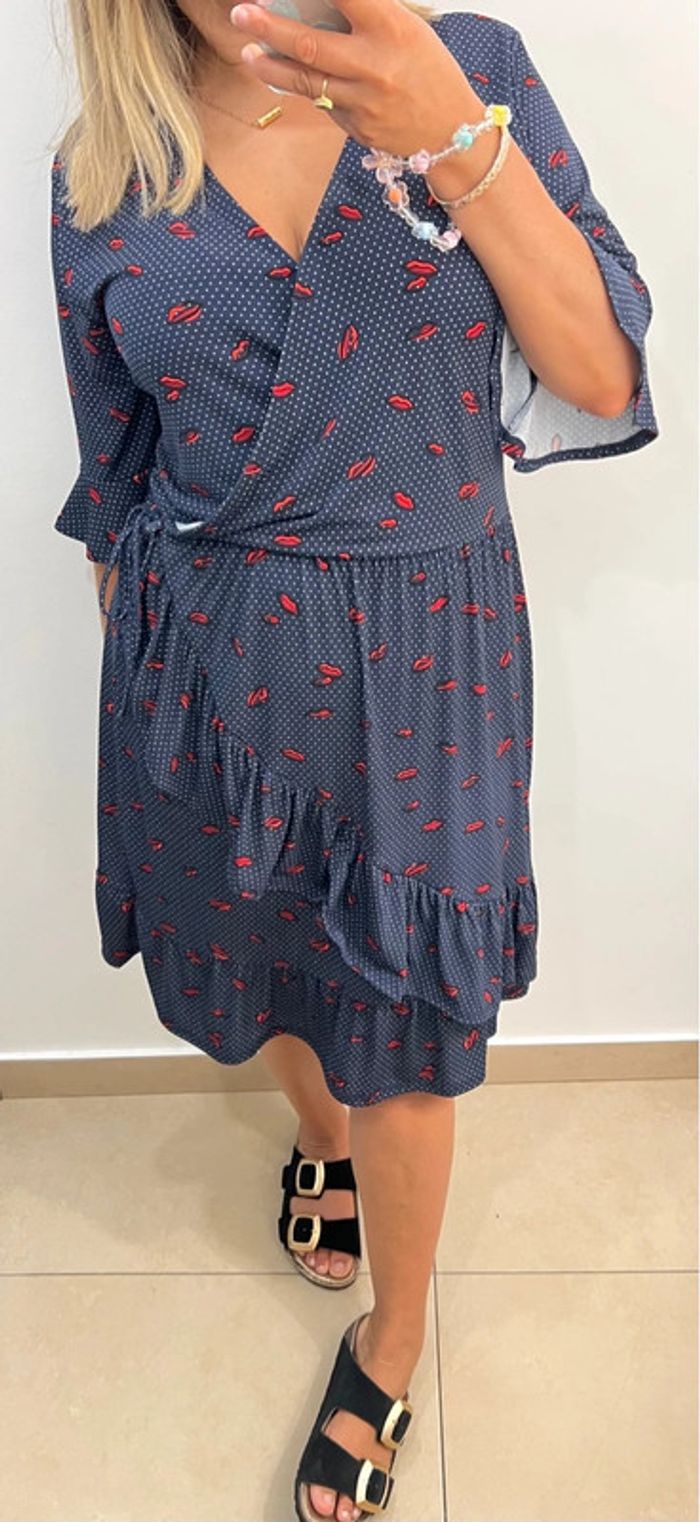 💋 Robe portefeuille bleue à imprimé lèvres Taille 42 Warehouse