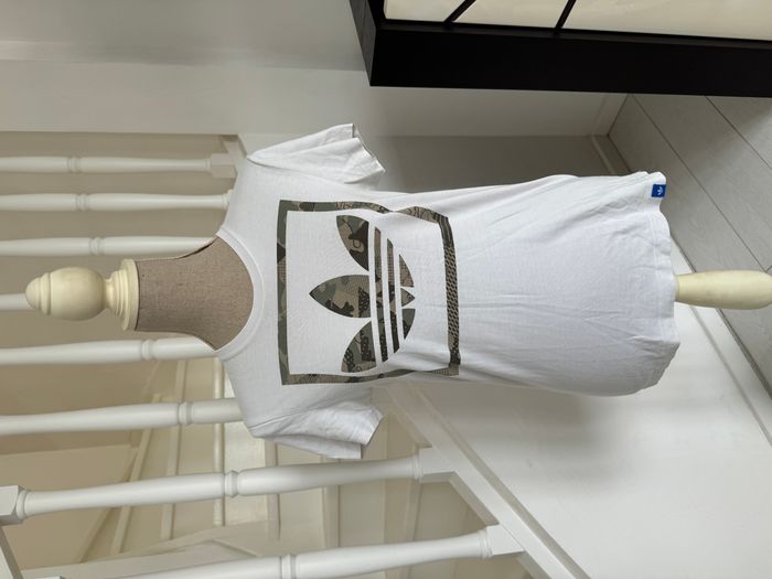 T-Shirt Adidas crème et logo kaki façon militaire - photo numéro 1