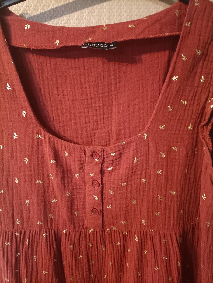 Robe en gaze de coton rouge avec motif feuille dorée - photo numéro 3