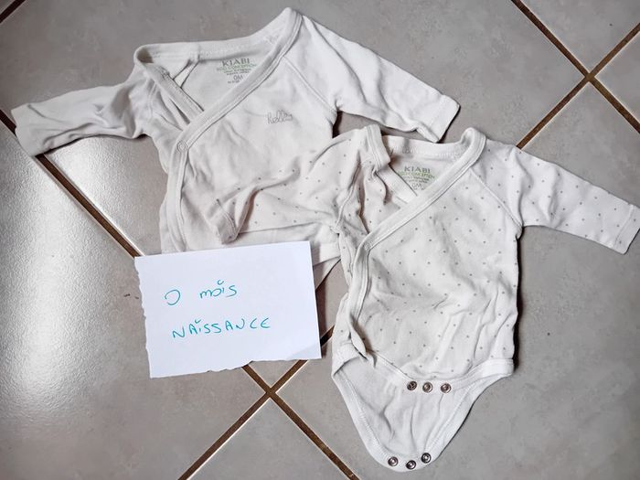 Lot de bodies taille 0 mois ouverture sur le devant