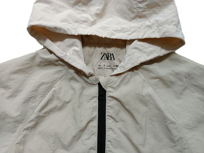 Veste légère coupe vent beige et crème à capuche. Zara. Taille 2 ans. 92 cm - photo numéro 2