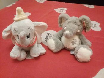 2 peluches bébé.