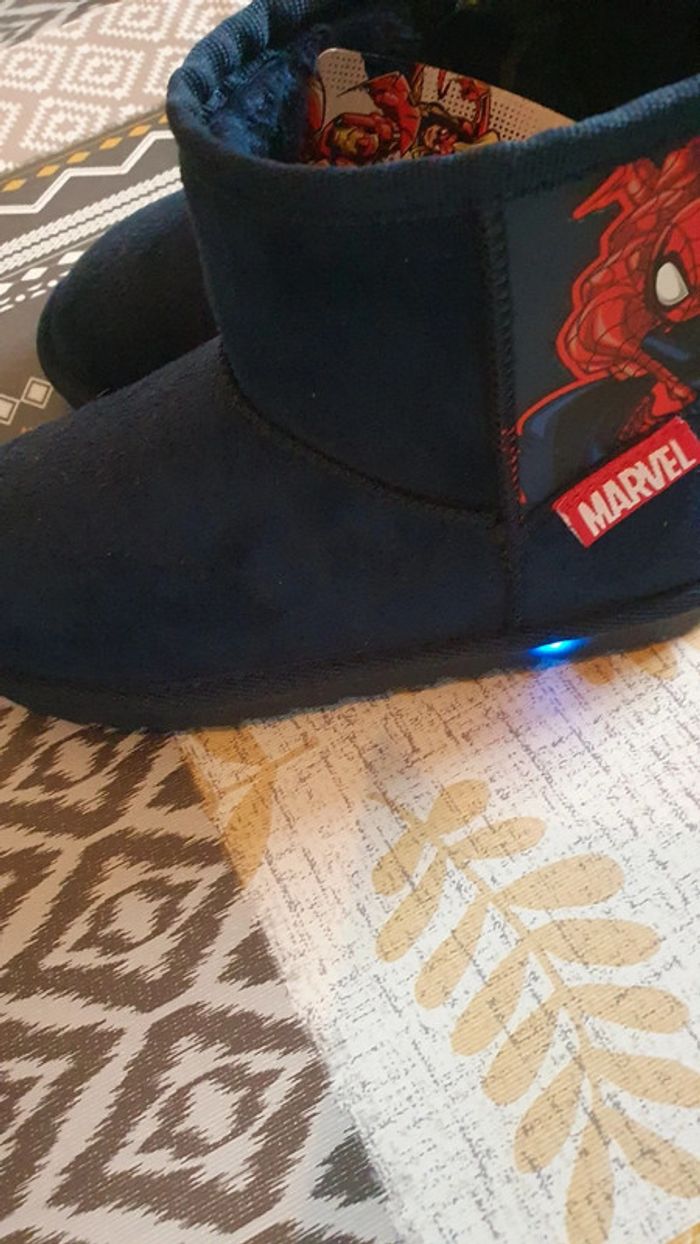 Bottines Marvel Spiderman taille 32 les semelles s'illumine - photo numéro 4