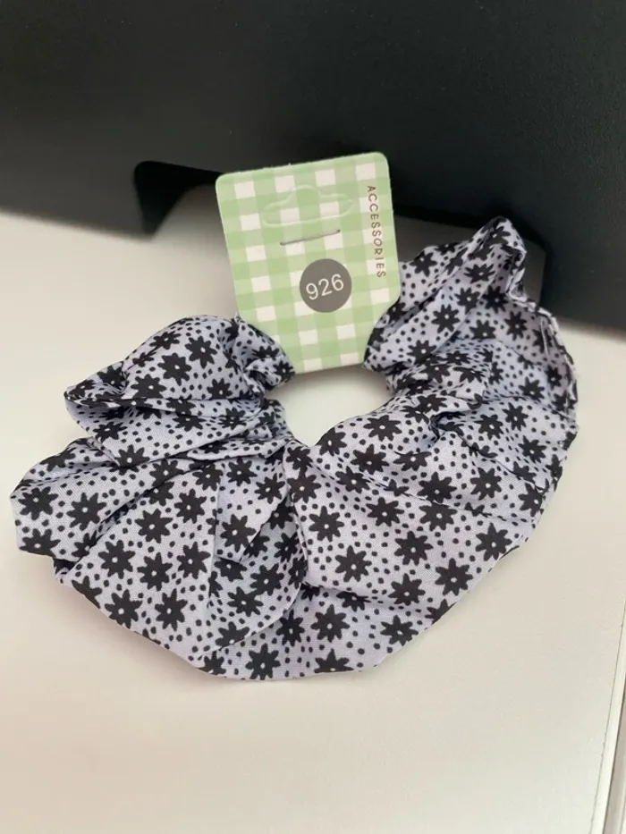 Chouchou noir et blanc à fleurs