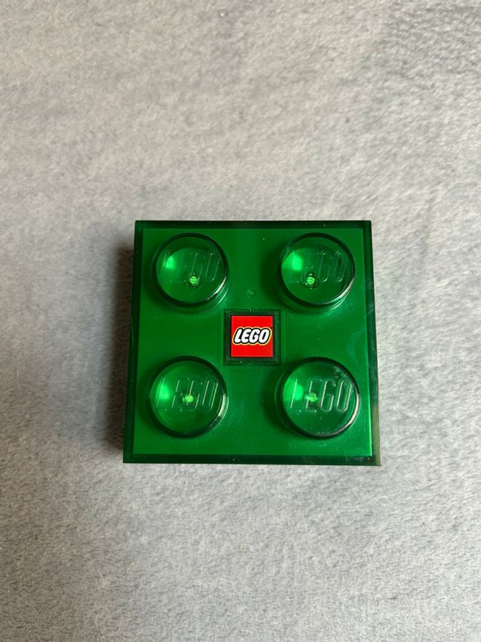 Lampe murale ou à poser verte Lego brique 2X2 en 3D fonctionne - photo numéro 3