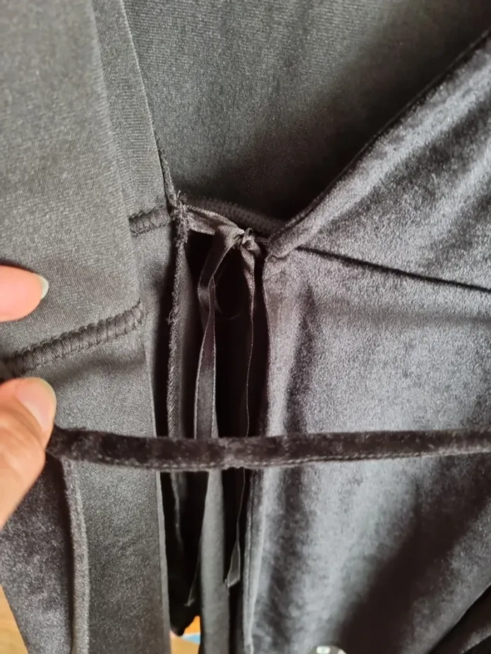 Robe noire Stradivarius en velours ras  S - photo numéro 3