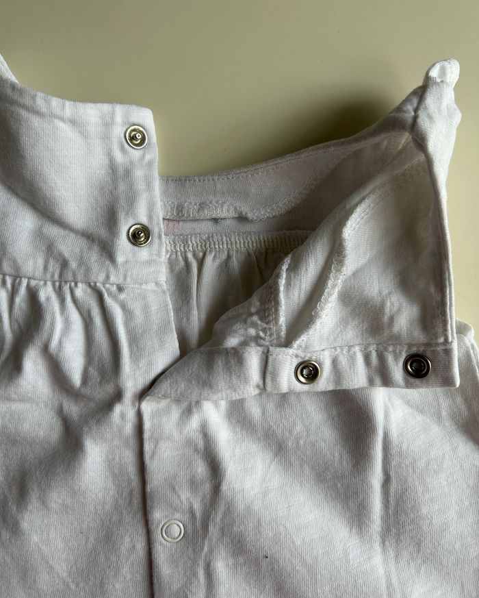 Tee-shirt blanc broderie fleurs taille 6 mois - photo numéro 4