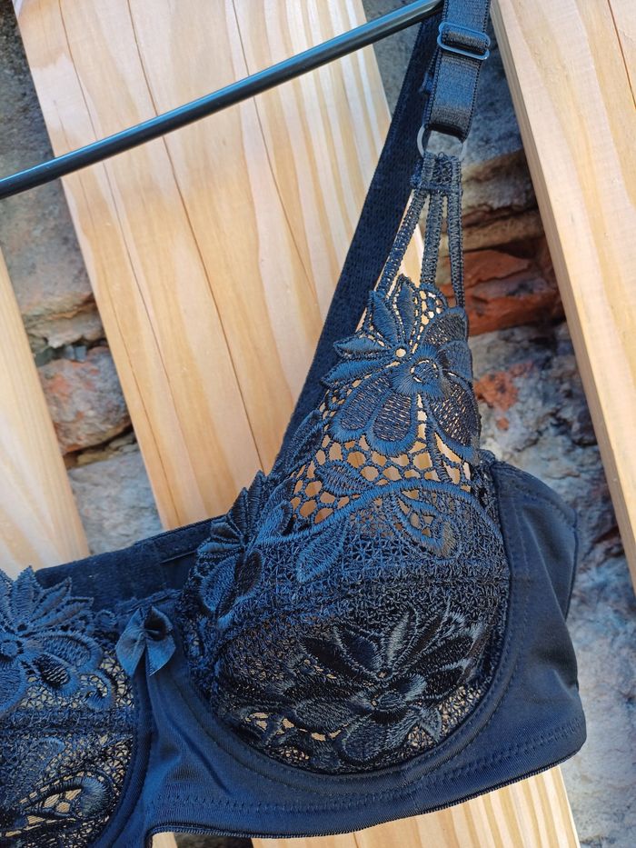 Joli soutien-gorge noir en dentelle - photo numéro 4