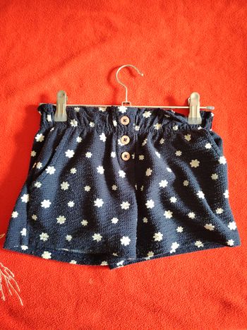 Short bleu marine avec fleurs blanches