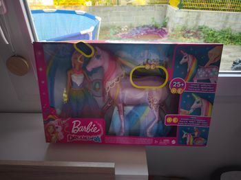 Barbie - Dreamtopia . Barbie et sa licorne lumière magique