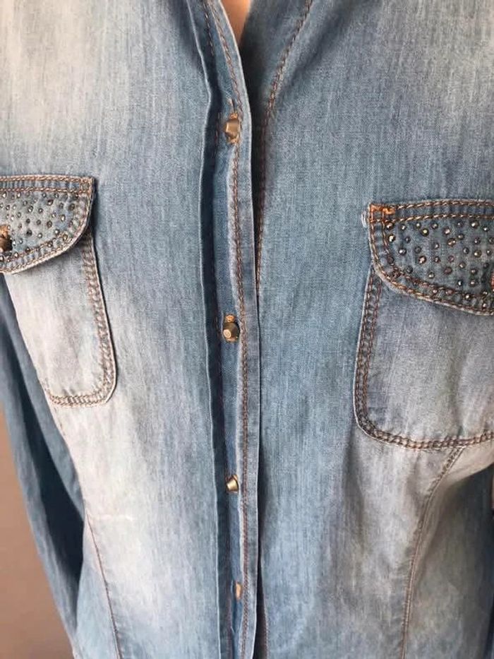 👔 Chemise en jean denim longue et ample à manches longues avec strass sur le col et les poches - photo numéro 8