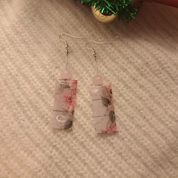 Boucles d'oreilles pendante rectangulaire florale rose