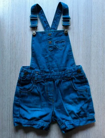 💙 Salopette short en jean Kidkanaï – 5 ans – Détails cœurs