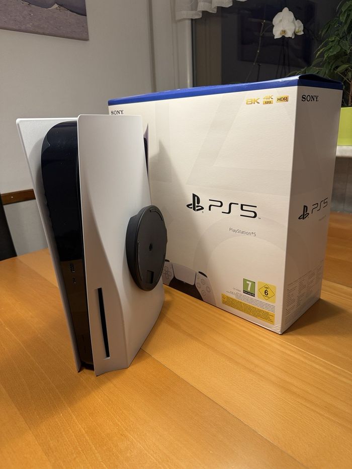 PlayStation 5 Disc Edition 825 Go Blanc + EA FC 25 et 2 manettes dans leur emballage d'origine - photo numéro 2