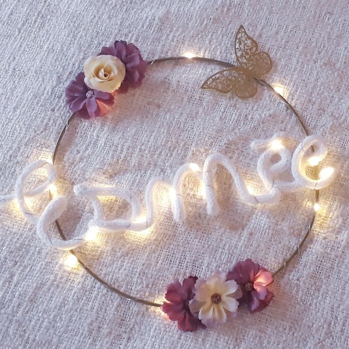 Décoration murale couronne fleur prénom personnalisé tricotin fait main guirlande lumineuse chambre bébé - photo numéro 2