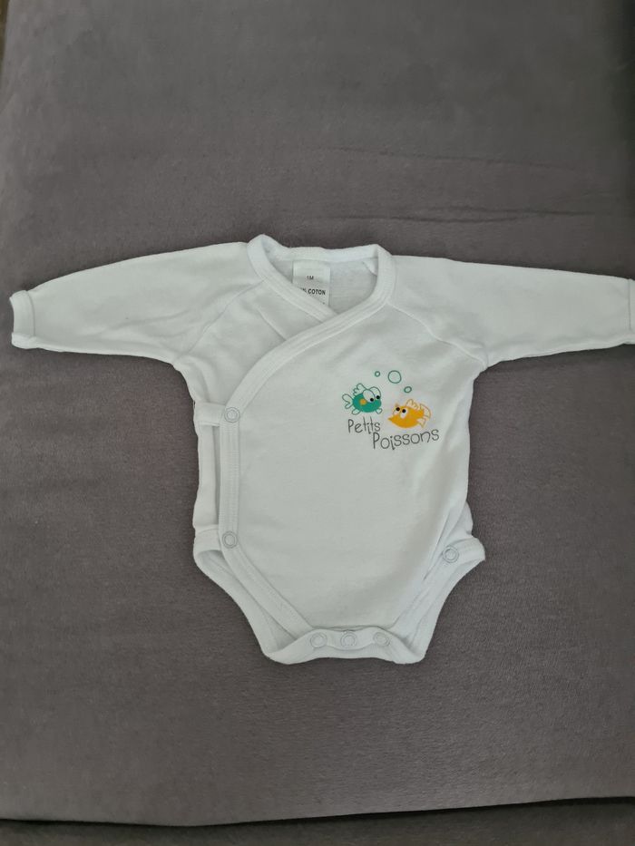 Lot bodies et un pyjama - photo numéro 8