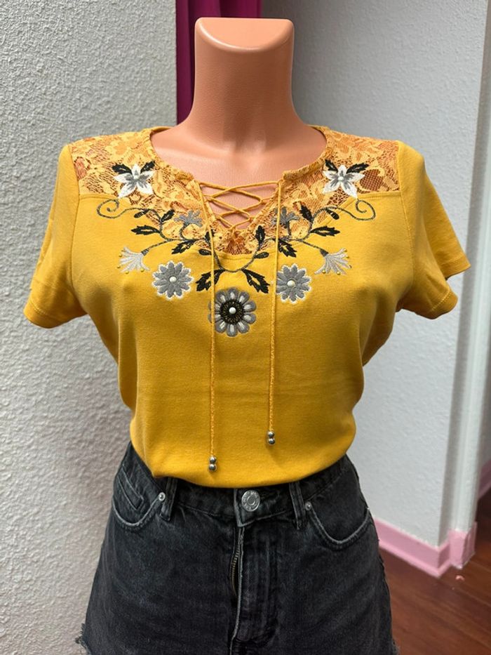 T-shirt jaune avec fleurs brodées et laçage