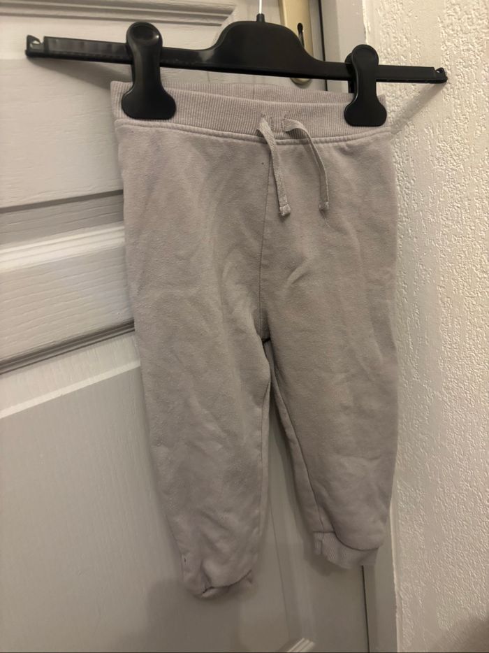 2 joggings primark 18/24 mois - photo numéro 2