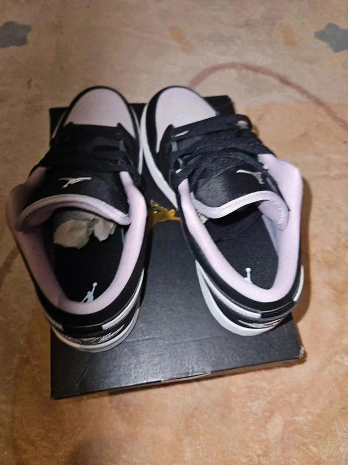Nike Air Jordan 1 low Black lila Taille 39 - photo numéro 2