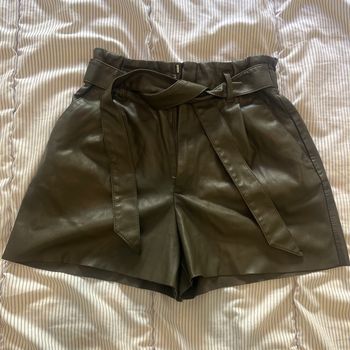 Short en cuir kaki