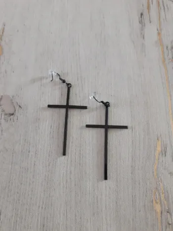 Boucles d'oreilles croix noires