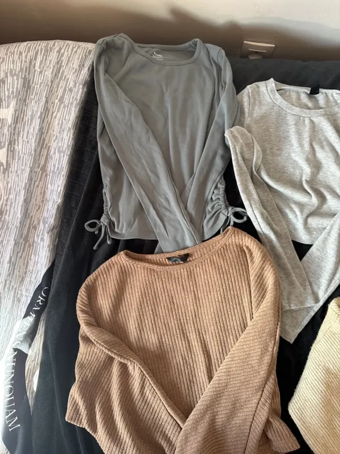 Lot hauts tshirts pull S - photo numéro 2