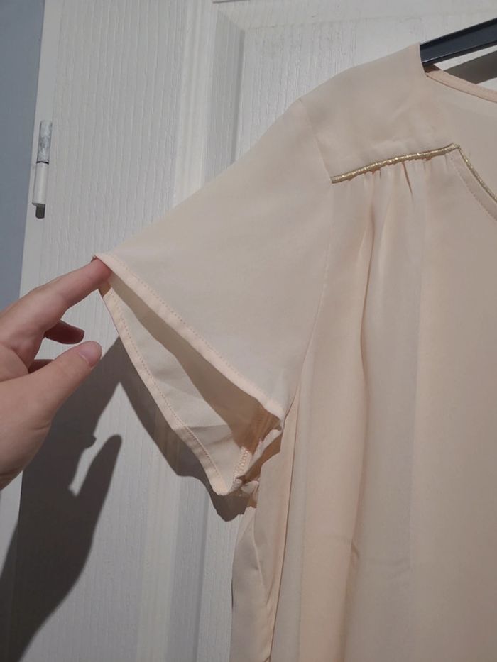 Blouse beige rosé Camaieu avec liseret doré - photo numéro 3