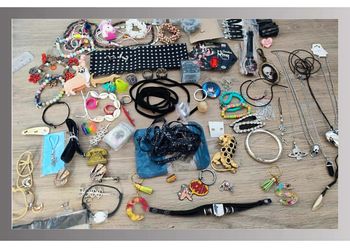 Gros lot de bijoux et autres accessoires