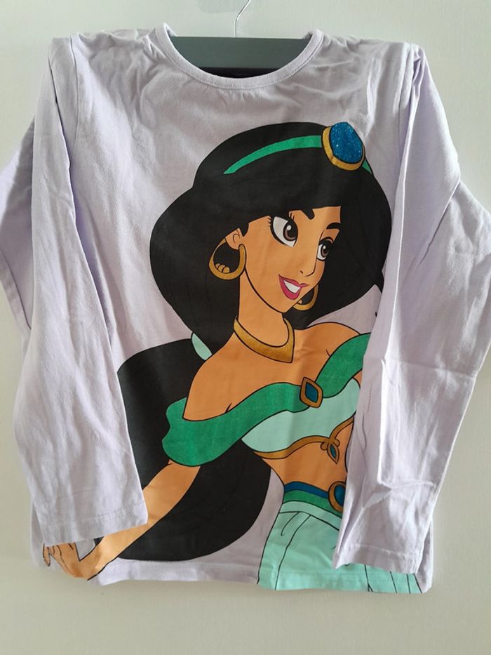 T-shirt Yasmine, Marque Disney, couleur lilas imprimé, taille 9/10ans -140cm, manches longues