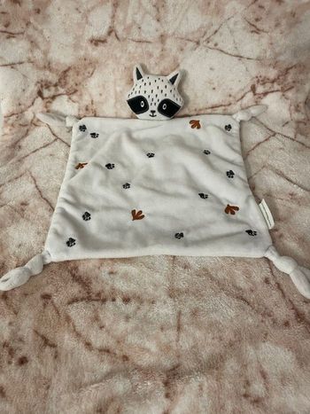 Doudou plat Raton laveur blanc noir empreintes Vertbaudet 