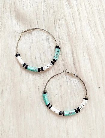 Boucles d'oreilles anneaux créoles en métal ciselé avec perles heishi diamètre 6 cm environ