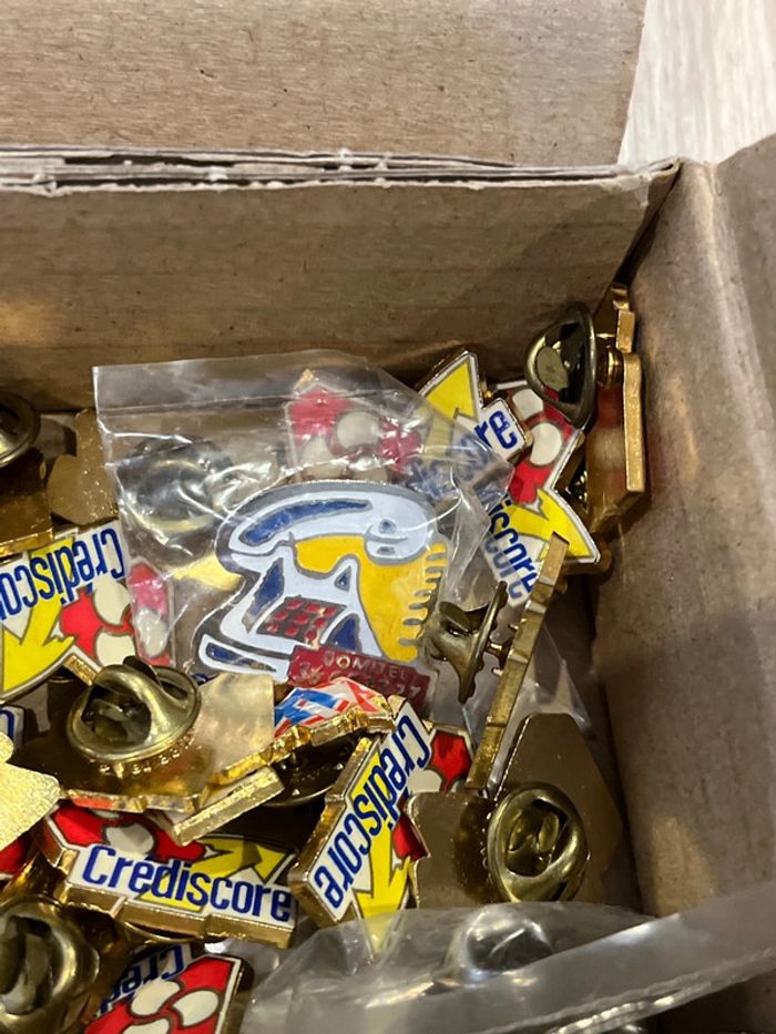 Énorme lot de pins pour collectionneur en parfait état - photo numéro 3