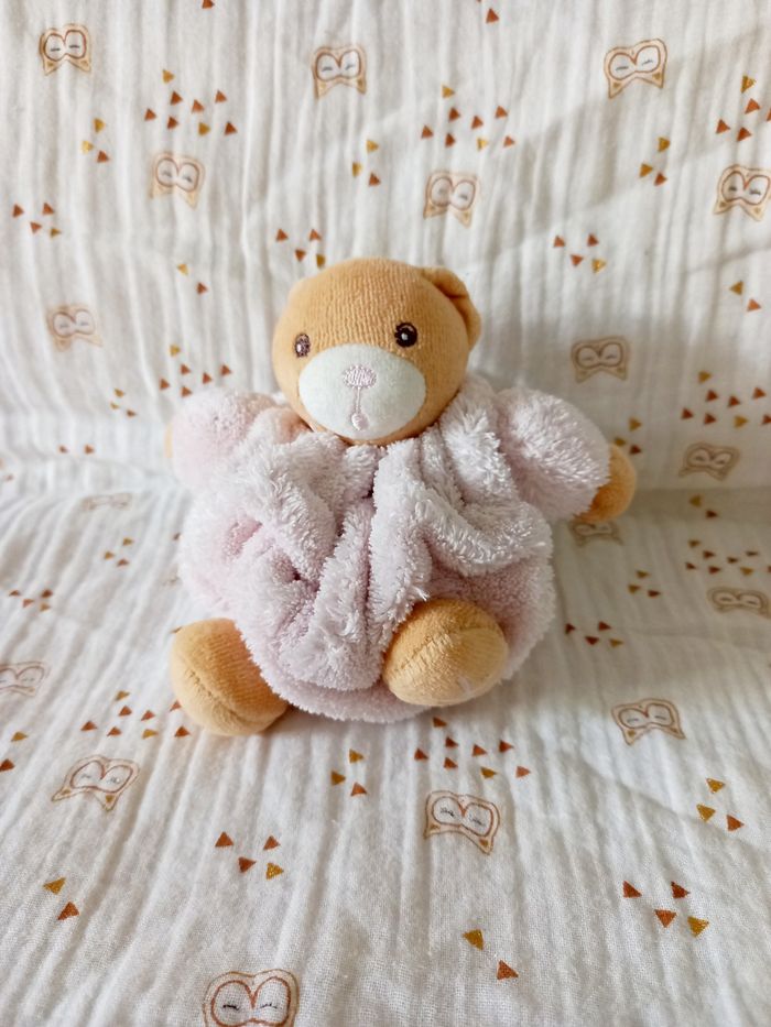 Doudou ours boule Kaloo beige rose