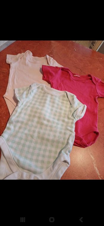 Lot de 3 bodies bébé taille 6 mois