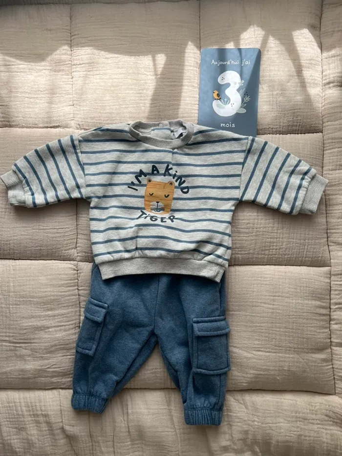 Ensemble 2 pièces (pull + pantalon)