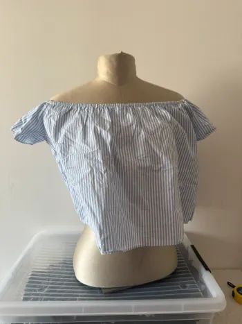 Top Bardot court rayé bleu et blanc Zara Basic - Taille XS