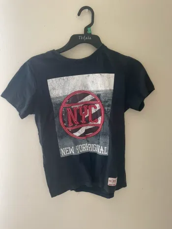 T-shirt noir de la marque By kool