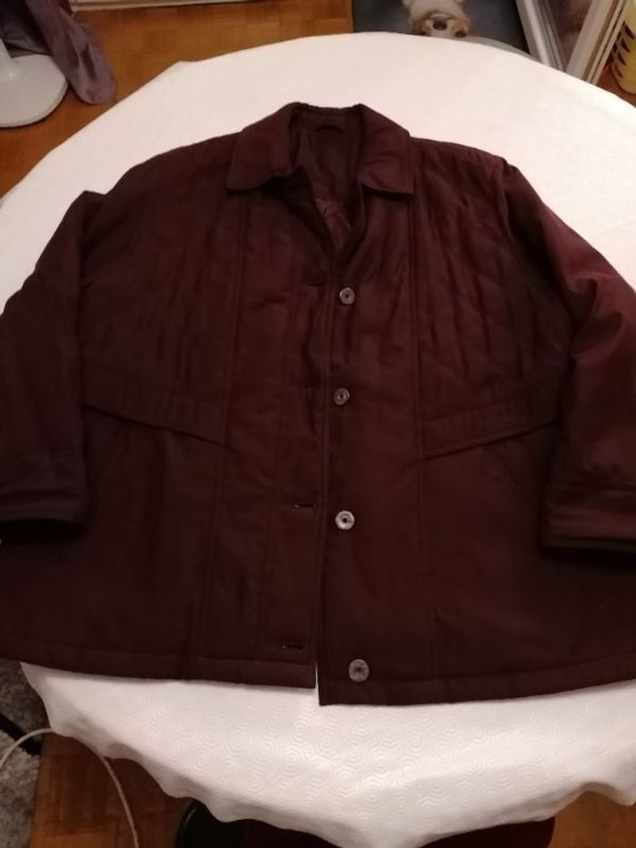 Belle veste plutôt printemps automne et hiver comme neuve juste un tout petit défaut lire descriptif